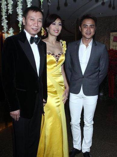 孟广美在一次宴会上认识了现任老公长吉增和,两人于2010年11月结婚